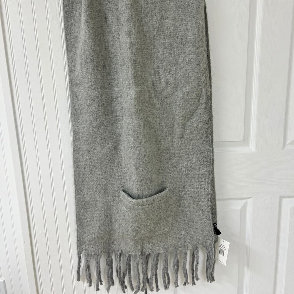 Steve Madden Gray Blanket Oversized Scarf Wrap with Pockets & Fringes - NEW
